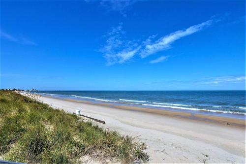 Sea Shack Cape Suite (2 bed / 1 bath condo 1 block from beach) - image 2