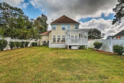 Stately Norfolk Home with Yard and Grill Walk to Beach - image 6