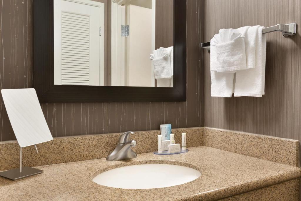 Courtyard by Marriott Bloomington Normal - image 2