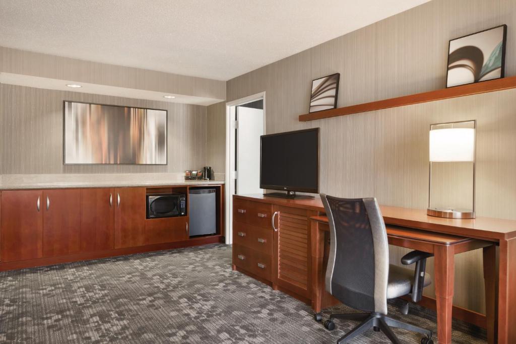 Courtyard by Marriott Bloomington Normal - image 3