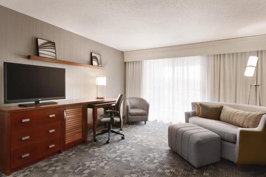 Courtyard by Marriott Bloomington Normal - image 4