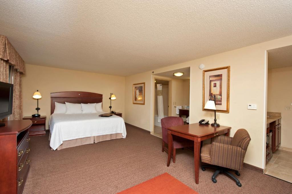 Hampton Inn & Suites Bloomington Normal - image 6