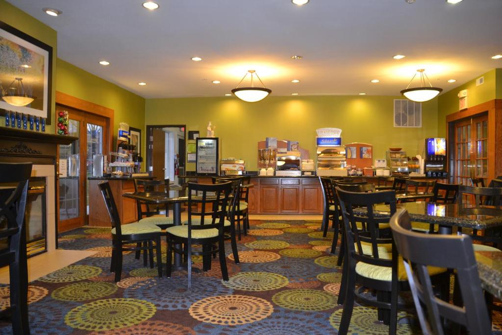 Holiday Inn Express Hotel & Suites Bloomington-Normal University Area an IHG Hotel - image 2