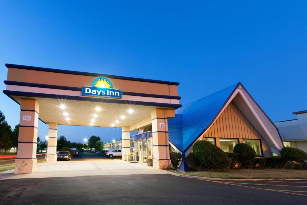 Days Inn by Wyndham Norman - main image