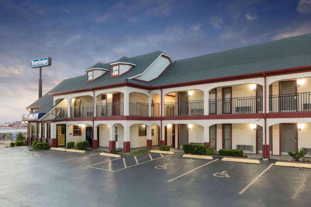 Travelodge Inn & Suites by Wyndham Norman - main image