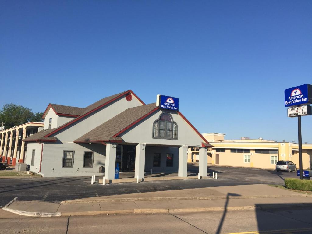 Americas Best Value Inn-Norman - image 2