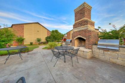 The Poolside Oasis In Norman OK with GYM! Just 1 mile to OU - image 9