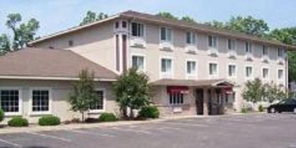 Budget Host Inn & Suites North Branch - main image