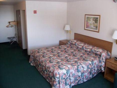 Budget Host Inn & Suites North Branch - image 2