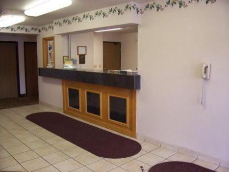 Budget Host Inn & Suites North Branch - image 4