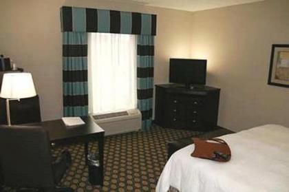 Hampton Inn North Brunswick - image 15