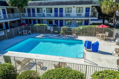 Motel 6-Charleston - North - image 2