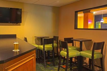 Fairfield Inn & Suites by Marriott Charleston Airport/Convention Center - image 3