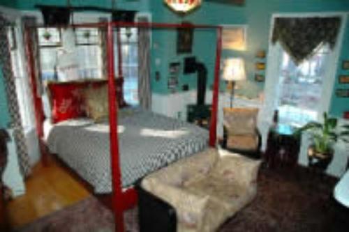 Red Elephant Inn Bed and Breakfast - image 3