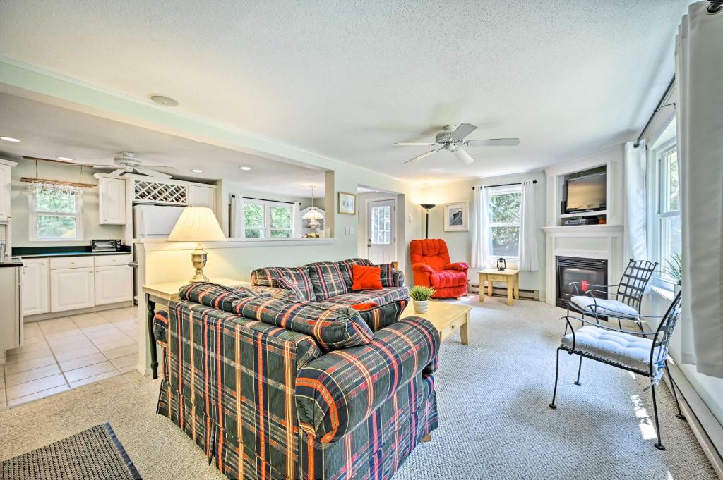 Cozy Home Less Than 2 Mi to Cranmore and North Conway Shops! - image 2