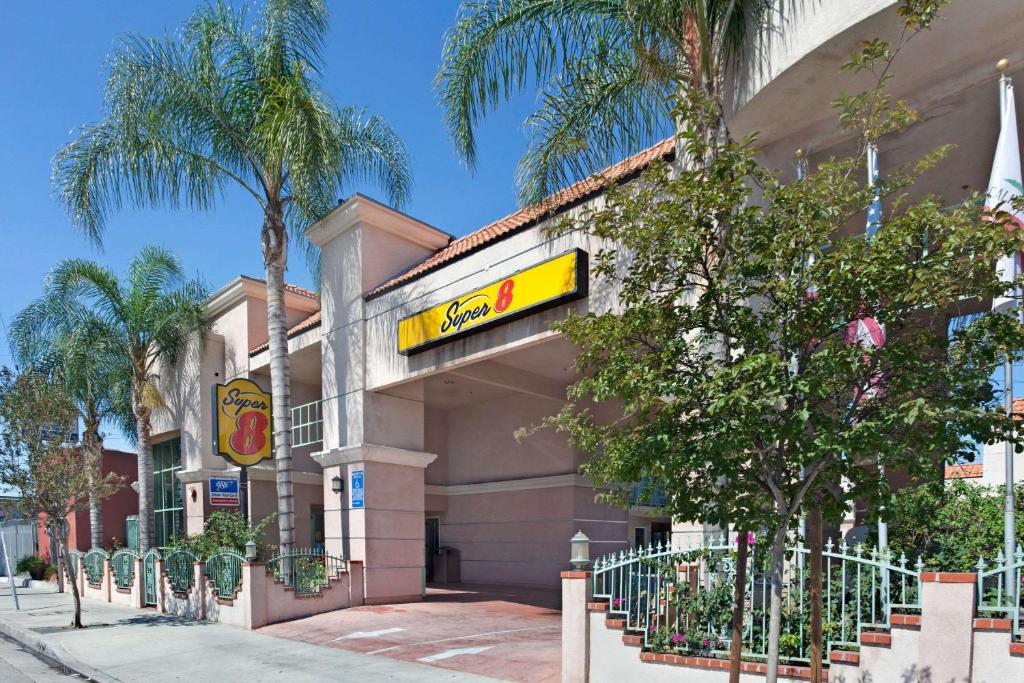 Super 8 by Wyndham North Hollywood - image 7