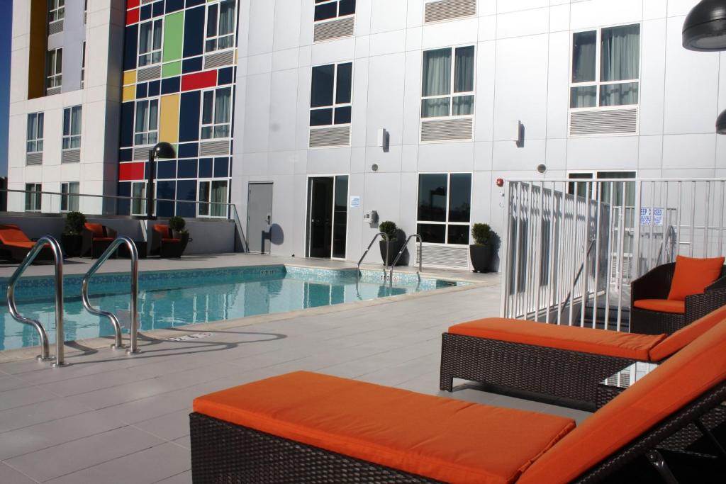 Holiday Inn Express North Hollywood - Burbank Area an IHG Hotel - image 3