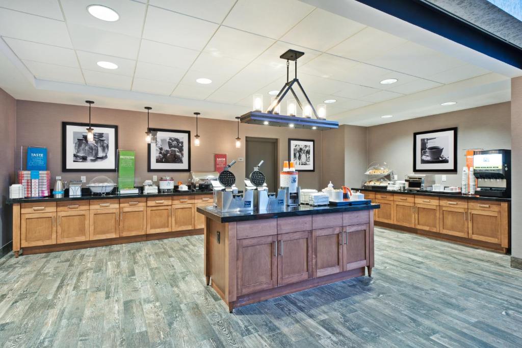 Hampton Inn & Suites North Huntingdon-Irwin PA - image 7