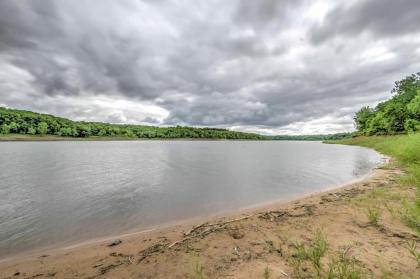 North Liberty Lake Hideaway 8 Mi to Iowa City! - image 6