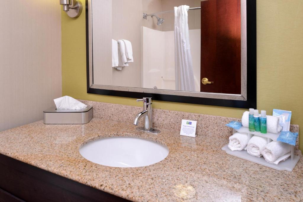 Holiday Inn Express Hotel & Suites Youngstown - North Lima/Boardman an IHG Hotel - image 3