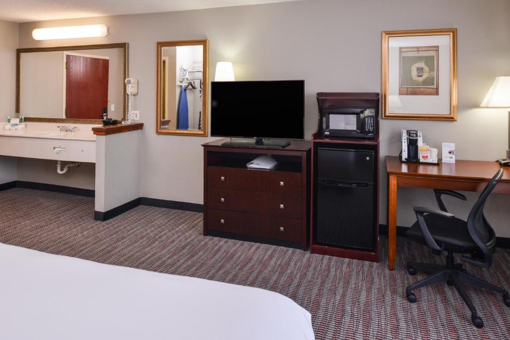Holiday Inn Express Hotel & Suites North Little Rock an IHG Hotel - image 3