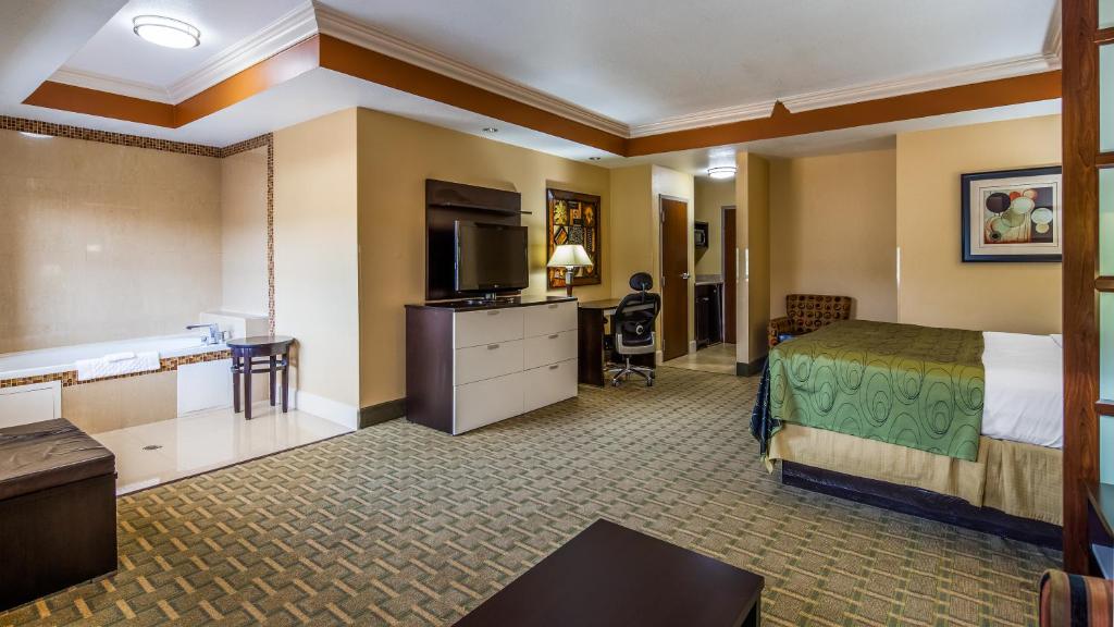 Best Western Plus JFK Inn & Suites - image 2