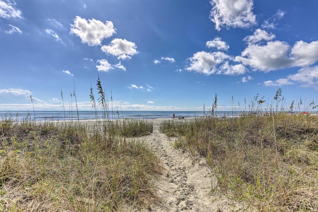 North Myrtle Beach Condo with Oceanfront Pool Access - image 4