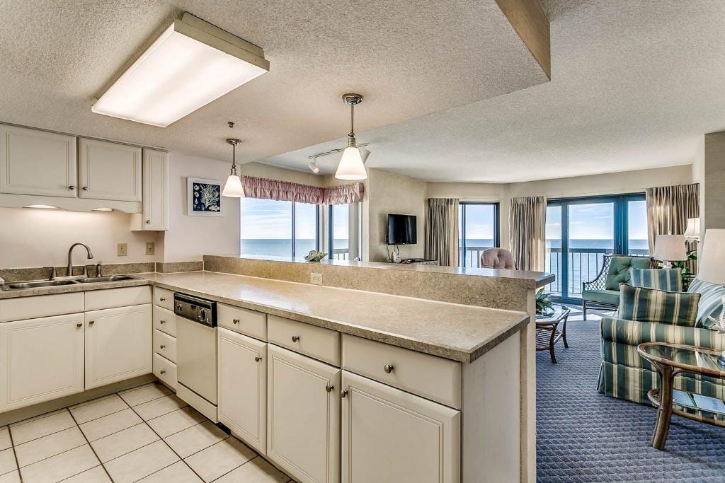 Crescent Tower II 605 - Spacious corner unit with beautiful views and an outdoor pool - image 5