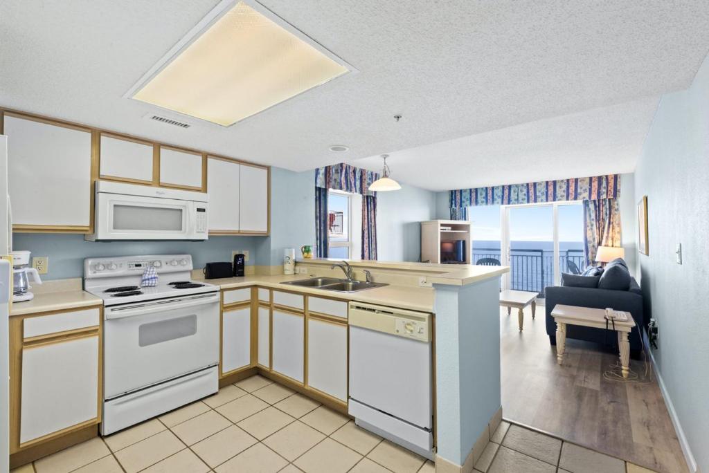 Baywatch Resort 1632 - Budget friendly 2 bedroom unit overlooking the ocean - image 5