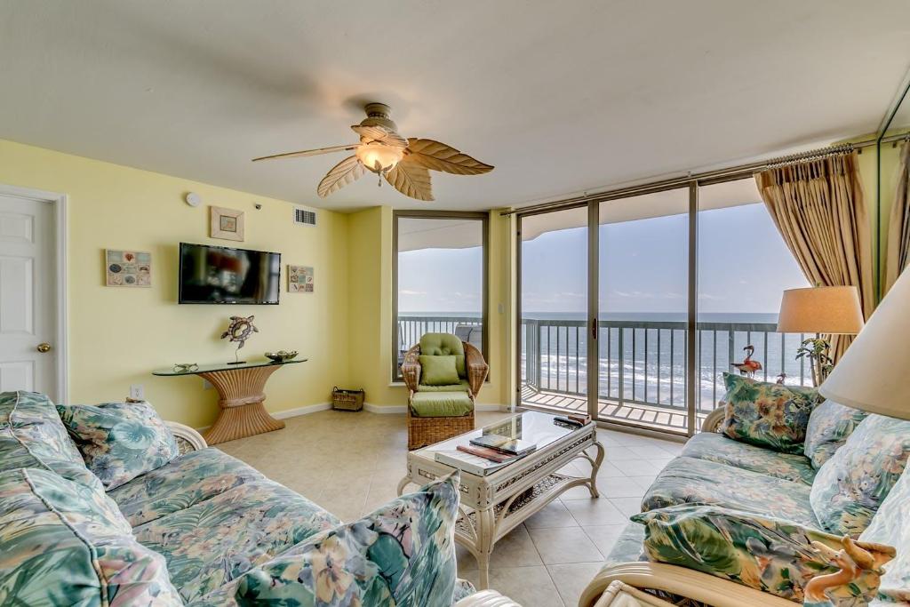 Emerald Cove 7C - Tropical oceanfront spacious condo and outdoor hot tub - main image