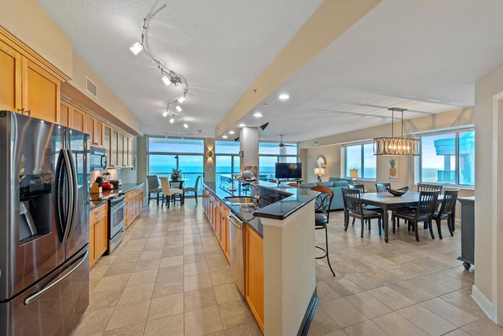 Crescent Keyes PH19 - Gorgeous oceanfront pent house unit - main image