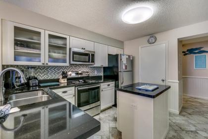 Pinnacle 405 - Updated oceanfront condo with a large soaking tub and a sundeck - image 4