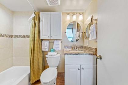 Waterpointe II 801 - Corner unit with a whirlpool tub and indoor and outdoor pool - image 9