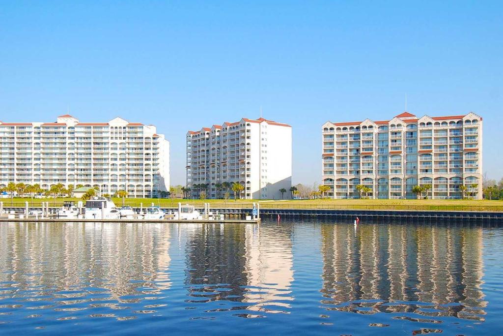 Yacht Club Villas 3 303 - Upscale waterway view condo with an onsite golf course - image 2