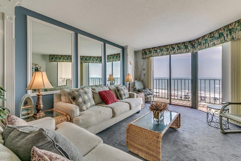 Summit 3B - Wonderful 3rd floor oceanfront condo with access to an outdoor pool - main image