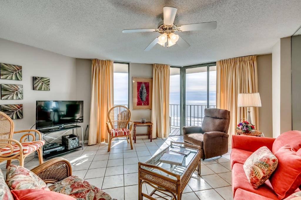 Summit 7E - Bright charming unit with access to an outdoor pool and BBQ grill - main image