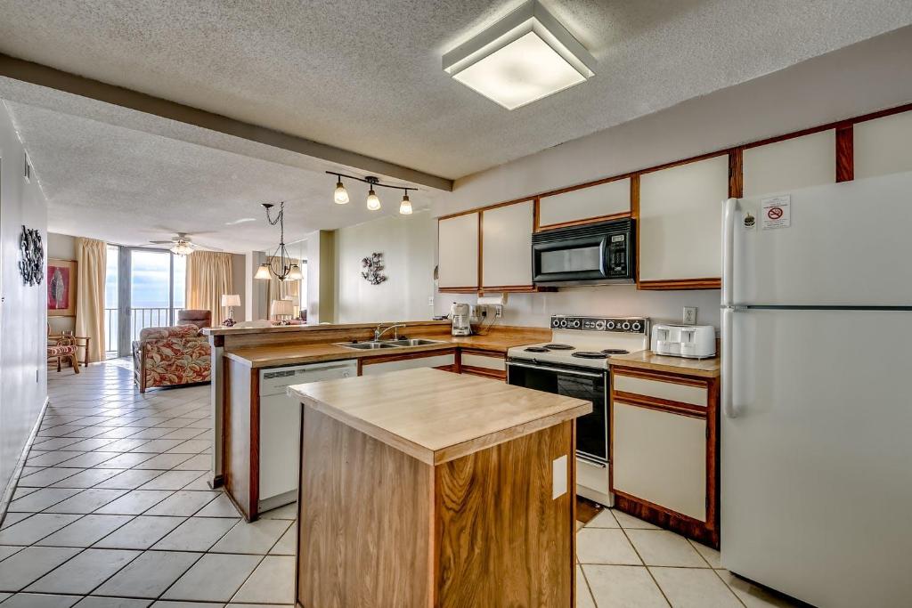 Summit 7E - Bright charming unit with access to an outdoor pool and BBQ grill - image 4