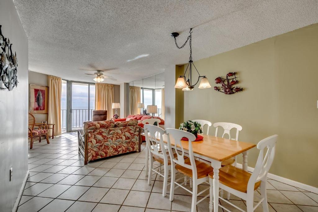 Summit 7E - Bright charming unit with access to an outdoor pool and BBQ grill - image 5