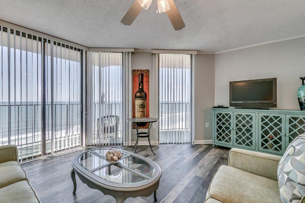 Summit 7F - Open and bright oceanfront condo with access to an outdoor pool - main image