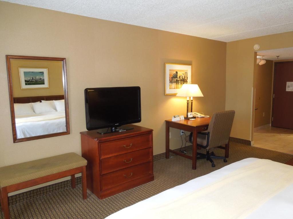 Radisson Cleveland Airport - image 7