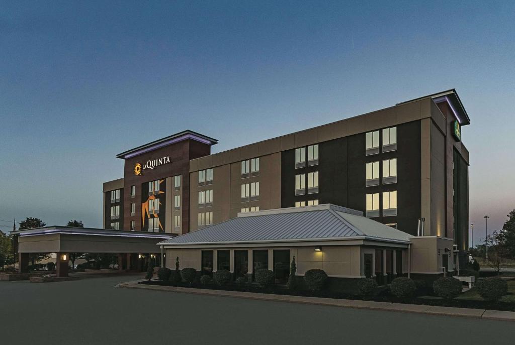 La Quinta by Wyndham Cleveland Airport West - main image