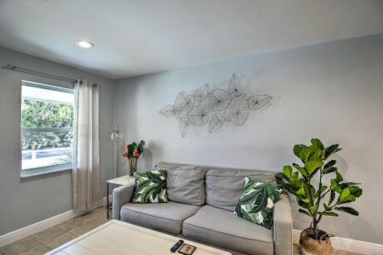 Pet-Friendly Palm Beach Pad - 1 Mi to Ocean! - image 9