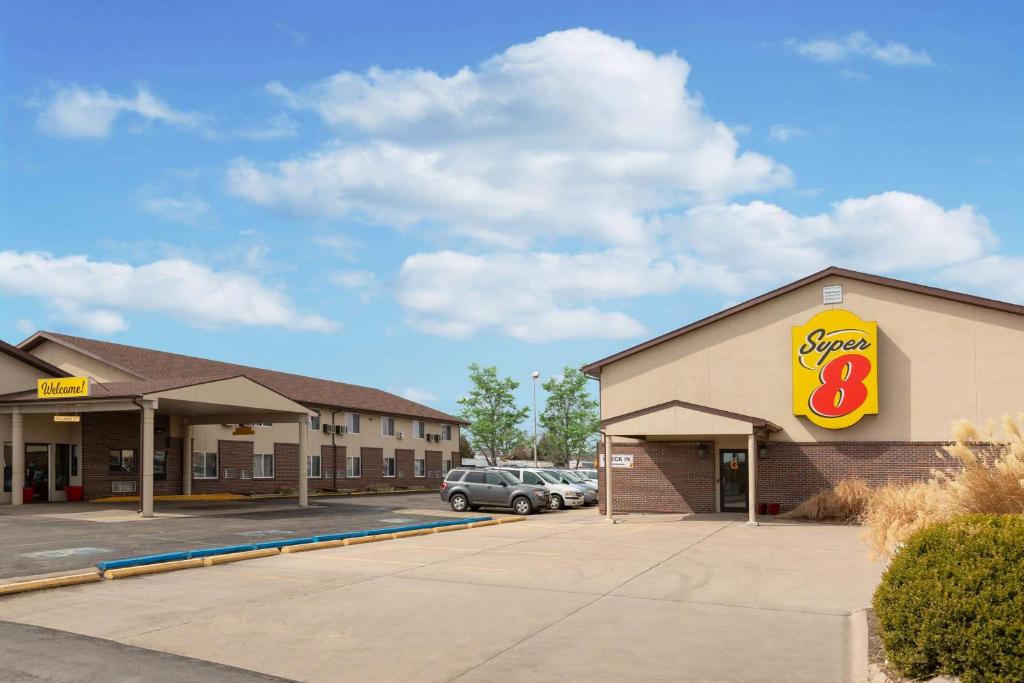 Super 8 by Wyndham North Platte - main image