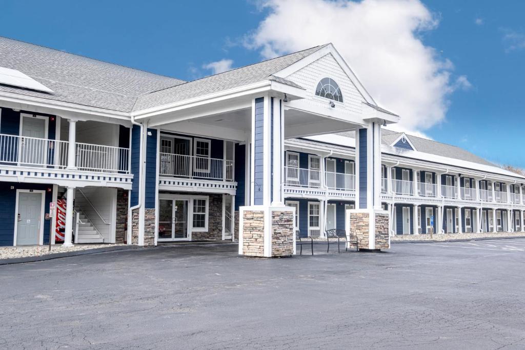 Hilltop Inn & Suites - North Stonington - main image