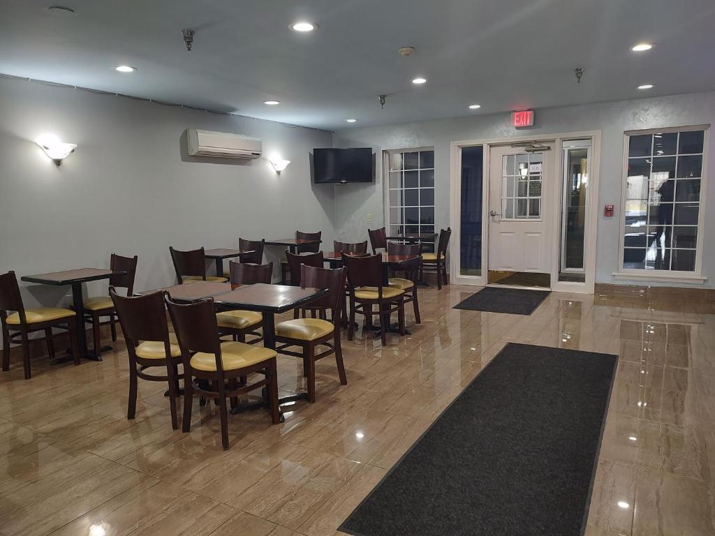 Hilltop Inn & Suites - North Stonington - image 4