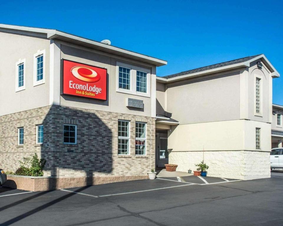 Econo Lodge & Suites Airport North Syracuse - main image