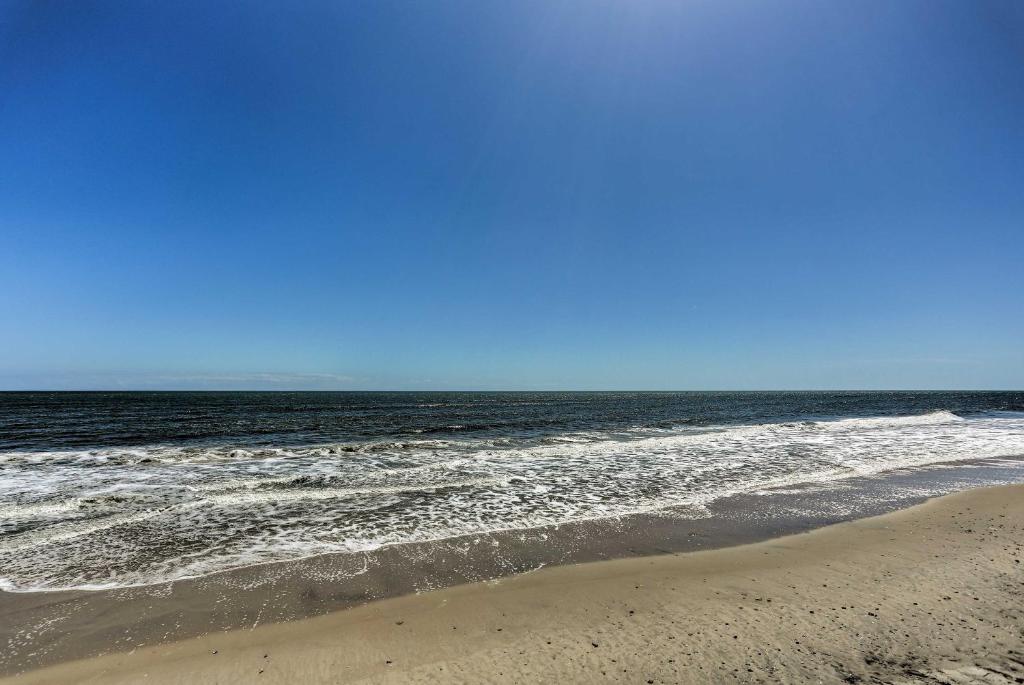 Topsail Beach Oceanfront Oasis with Stunning Views! - image 3