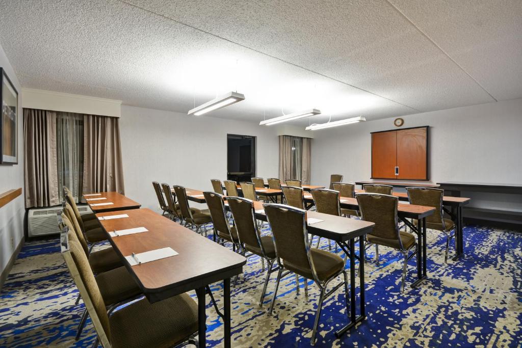 Hampton Inn Detroit Northville - image 5