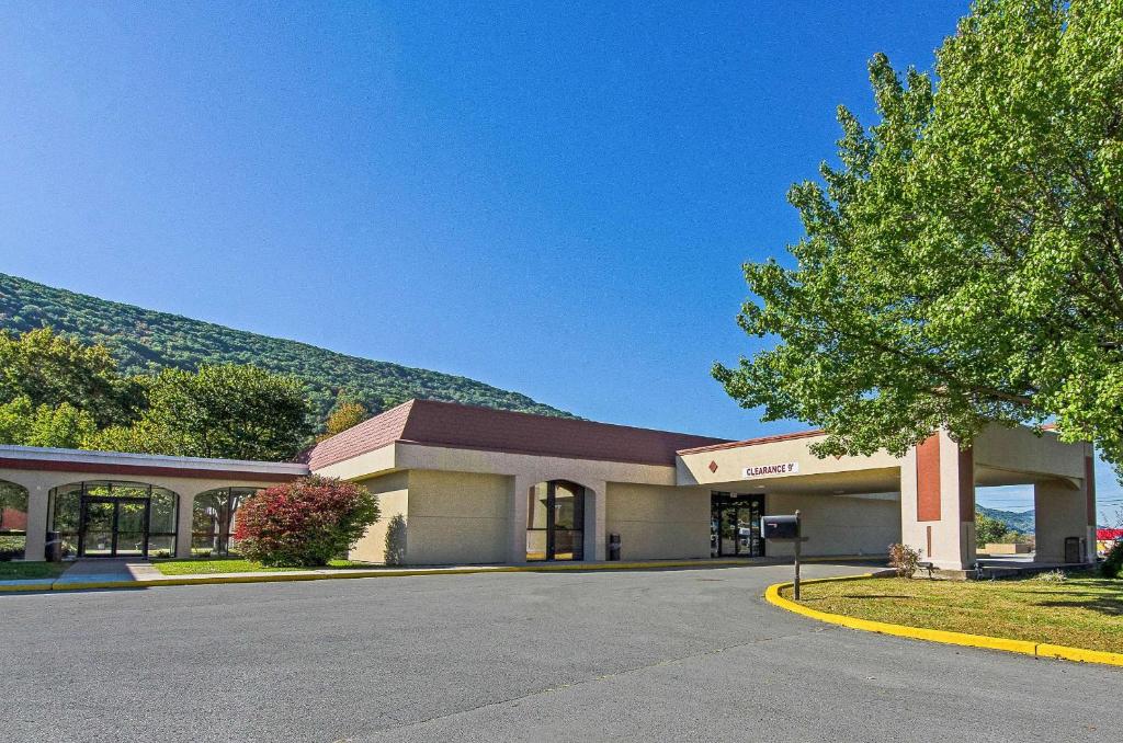 Econo Lodge Inn & Suites - Norton - main image