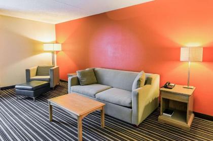 Econo Lodge Inn & Suites - Norton - image 15